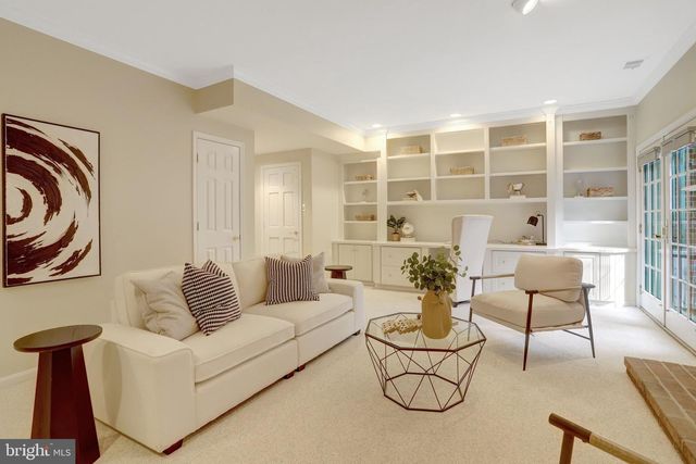 2325 S QUEEN ST, Arlington, VA 22202