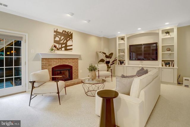 2325 S QUEEN ST, Arlington, VA 22202