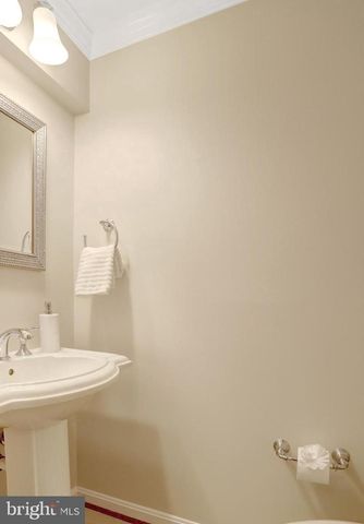 2325 S QUEEN ST, Arlington, VA 22202