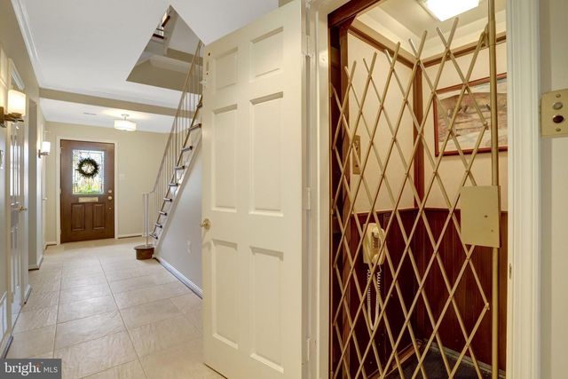 2325 S QUEEN ST, Arlington, VA 22202