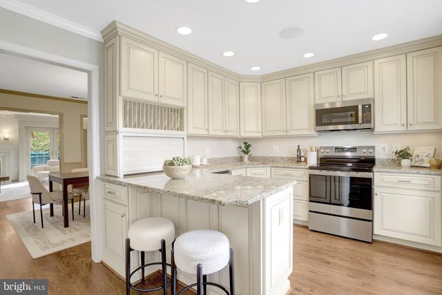 2325 S QUEEN ST, Arlington, VA 22202