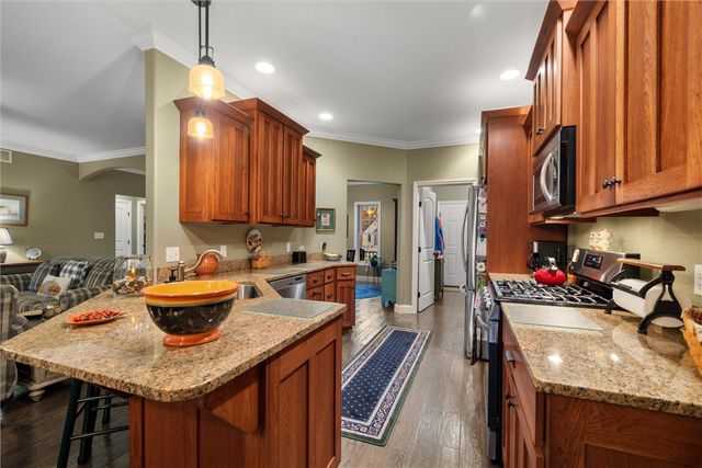 2056 Pierce Bluffs Dr, Hermitage, PA 16148