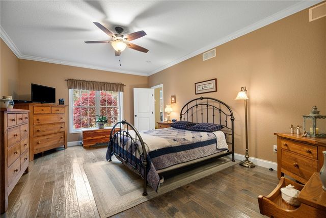 2056 Pierce Bluffs Dr, Hermitage, PA 16148