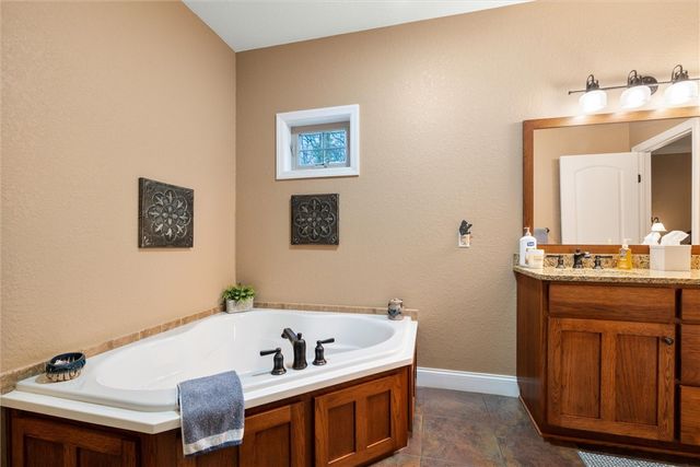 2056 Pierce Bluffs Dr, Hermitage, PA 16148