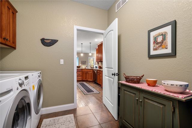 2056 Pierce Bluffs Dr, Hermitage, PA 16148