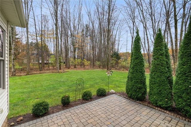 2056 Pierce Bluffs Dr, Hermitage, PA 16148