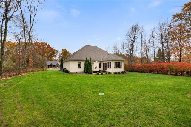 2056 Pierce Bluffs Dr, Hermitage, PA 16148