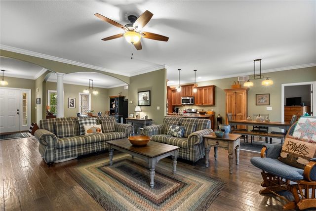 2056 Pierce Bluffs Dr, Hermitage, PA 16148