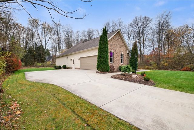 2056 Pierce Bluffs Dr, Hermitage, PA 16148