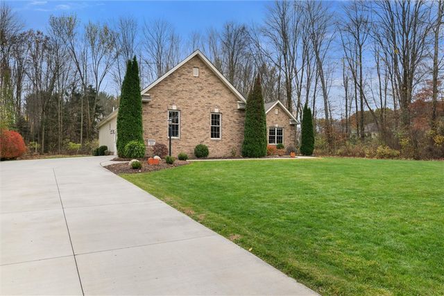 2056 Pierce Bluffs Dr, Hermitage, PA 16148