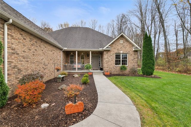 2056 Pierce Bluffs Dr, Hermitage, PA 16148