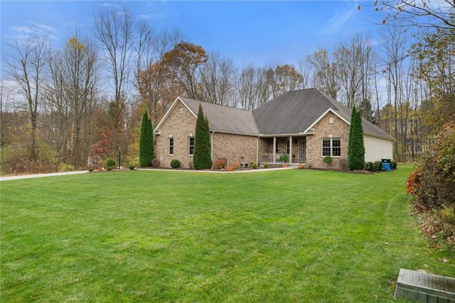 2056 Pierce Bluffs Dr, Hermitage, PA 16148