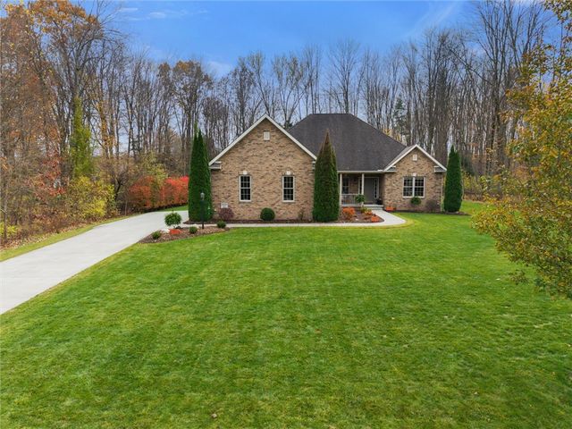 2056 Pierce Bluffs Dr, Hermitage, PA 16148