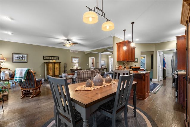 2056 Pierce Bluffs Dr, Hermitage, PA 16148