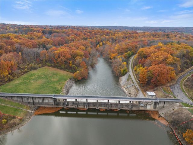 2056 Pierce Bluffs Dr, Hermitage, PA 16148