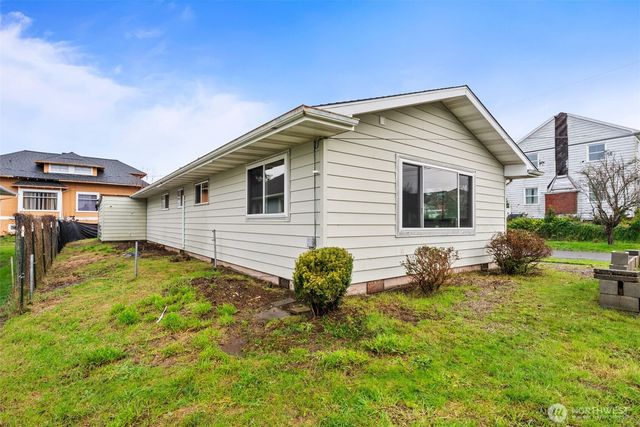 404 Eleventh Street, Raymond, WA 98577