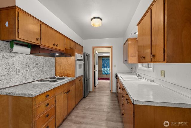 404 Eleventh Street, Raymond, WA 98577