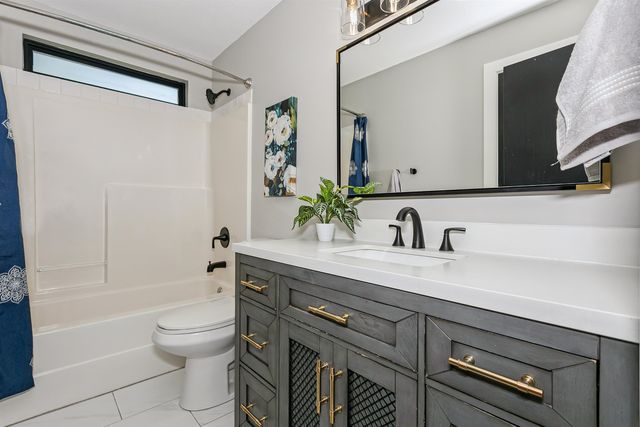 3106 N Lakecrest Circle, Wichita, KS 67205