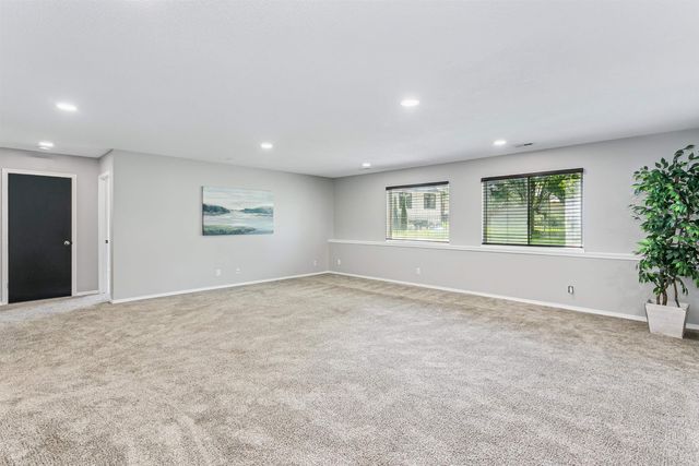 3106 N Lakecrest Circle, Wichita, KS 67205