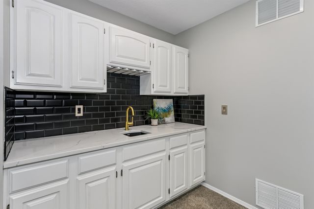 3106 N Lakecrest Circle, Wichita, KS 67205