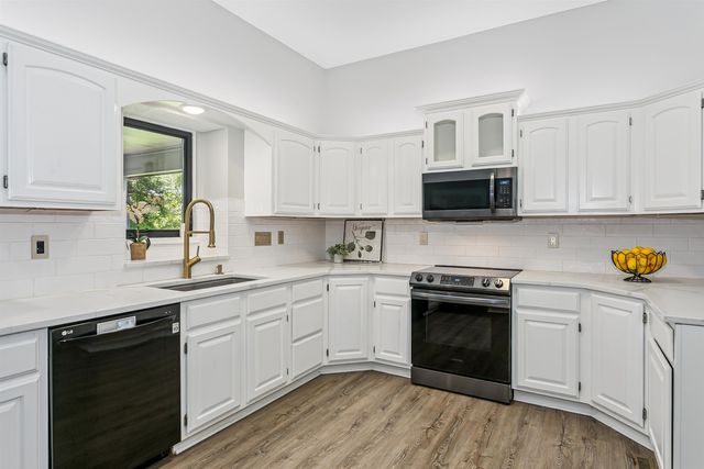 3106 N Lakecrest Circle, Wichita, KS 67205