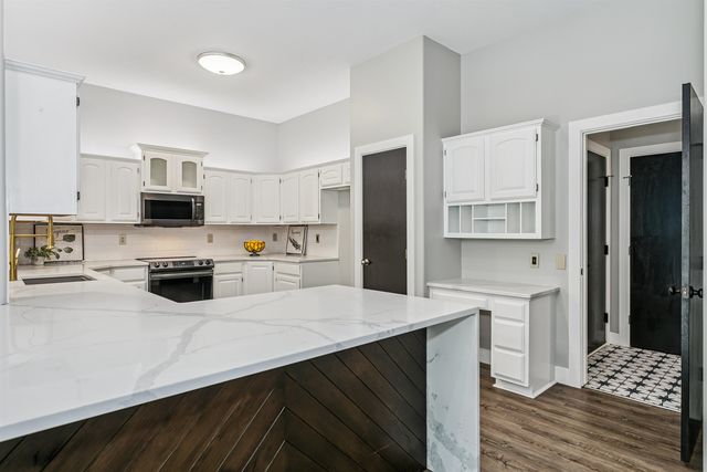 3106 N Lakecrest Circle, Wichita, KS 67205