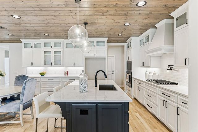 15700 Flora Avenue, Edmond, OK 73013