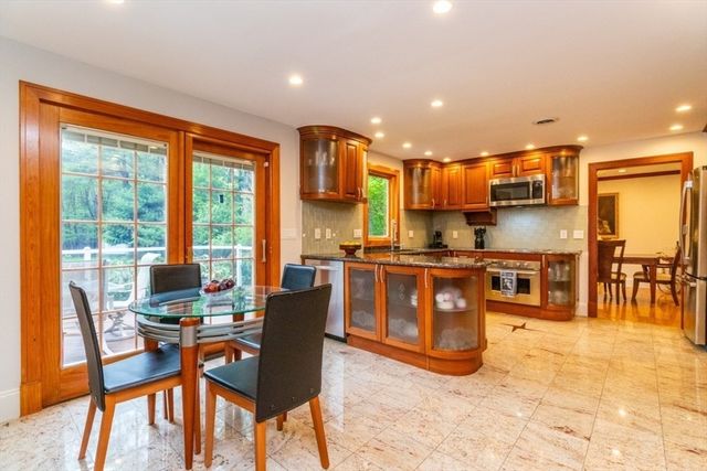 4 Pheasant Hill Rd, Hopkinton, MA 01748