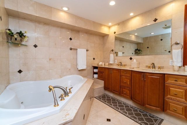4 Pheasant Hill Rd, Hopkinton, MA 01748