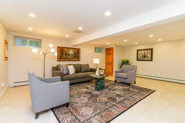 4 Pheasant Hill Rd, Hopkinton, MA 01748