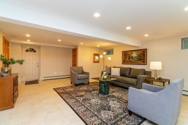 4 Pheasant Hill Rd, Hopkinton, MA 01748