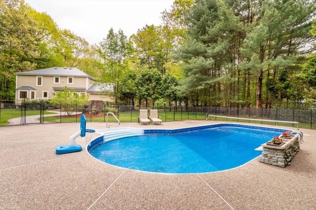 4 Pheasant Hill Rd, Hopkinton, MA 01748