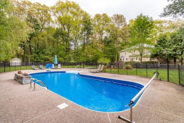 4 Pheasant Hill Rd, Hopkinton, MA 01748