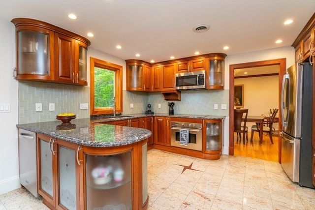 4 Pheasant Hill Rd, Hopkinton, MA 01748