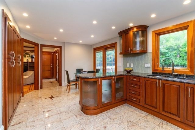 4 Pheasant Hill Rd, Hopkinton, MA 01748