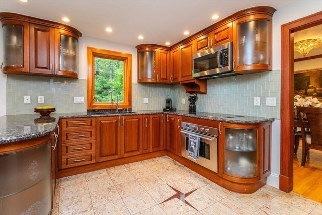 4 Pheasant Hill Rd, Hopkinton, MA 01748