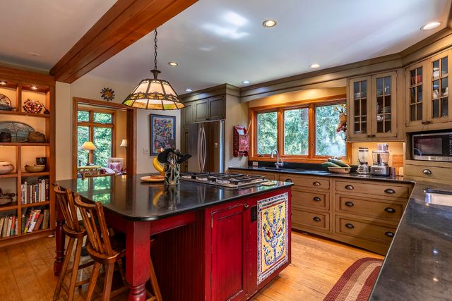 70 Hunter Lane, Jamaica, VT 05343