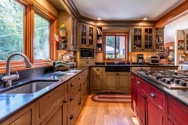 70 Hunter Lane, Jamaica, VT 05343