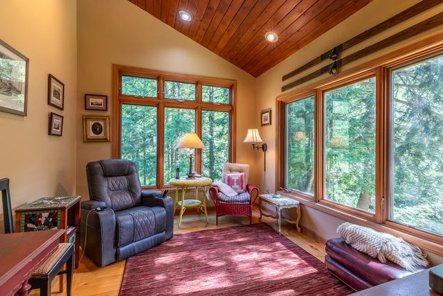 70 Hunter Lane, Jamaica, VT 05343