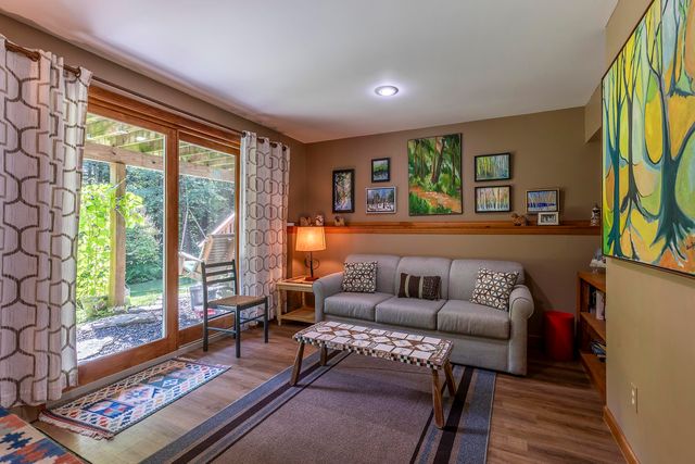 70 Hunter Lane, Jamaica, VT 05343