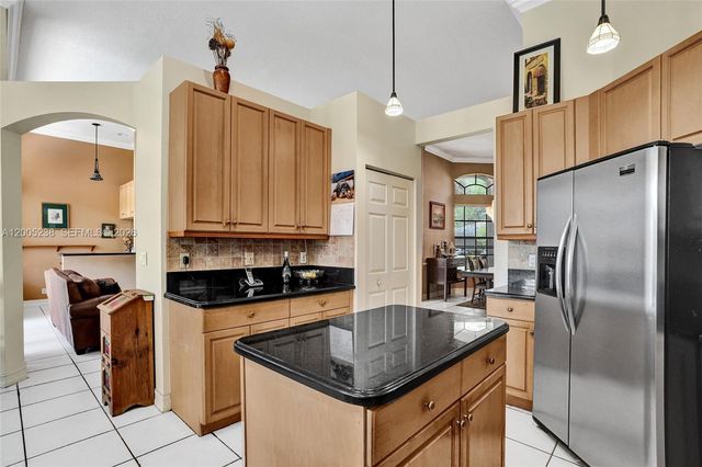 4921 NW 112th Dr, Coral Springs, FL 33076