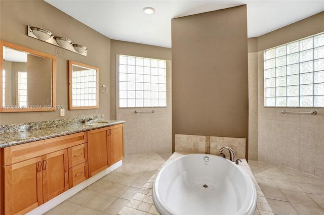 4921 NW 112th Dr, Coral Springs, FL 33076