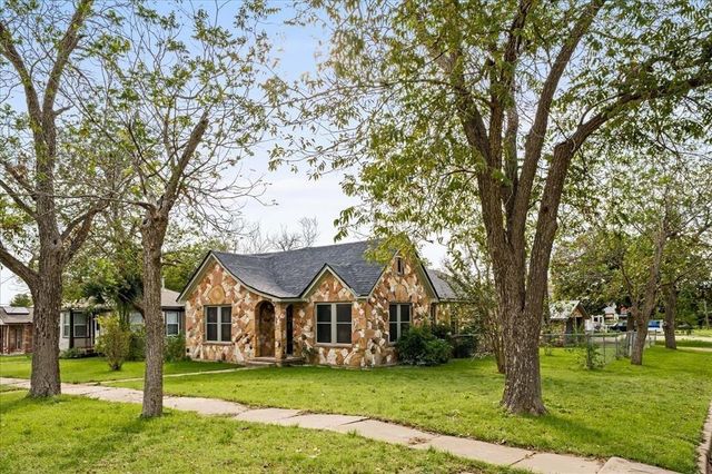 419 N Doak ST, Taylor, TX 76574