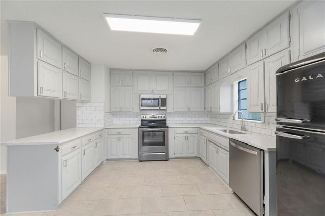 419 N Doak ST, Taylor, TX 76574