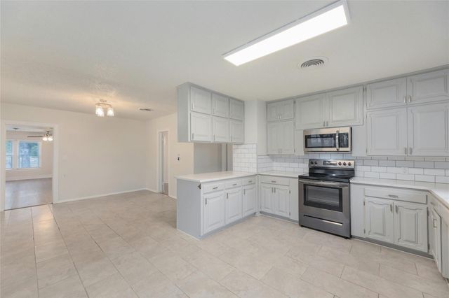 419 N Doak ST, Taylor, TX 76574