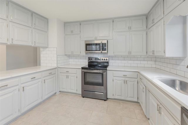 419 N Doak ST, Taylor, TX 76574