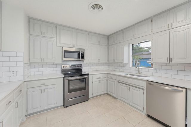 419 N Doak ST, Taylor, TX 76574