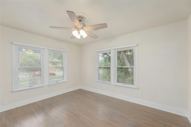419 N Doak ST, Taylor, TX 76574