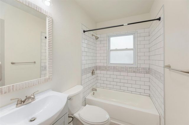 419 N Doak ST, Taylor, TX 76574