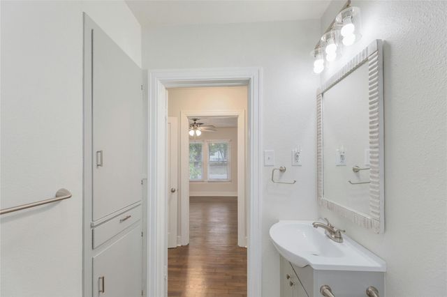 419 N Doak ST, Taylor, TX 76574